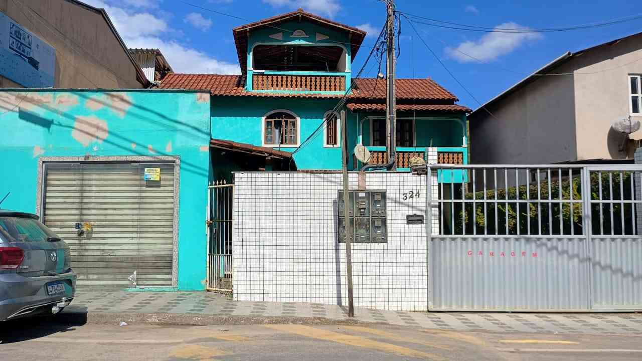 Lote com Duas casas uma Kitnet