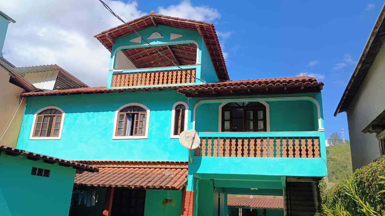 Lote com Duas casas uma Kitnet