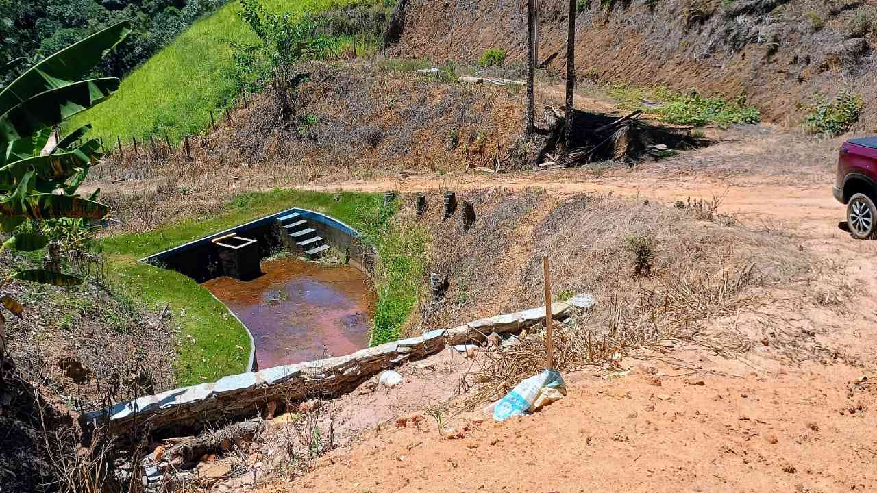 Terreno com Lagoa e Frutas