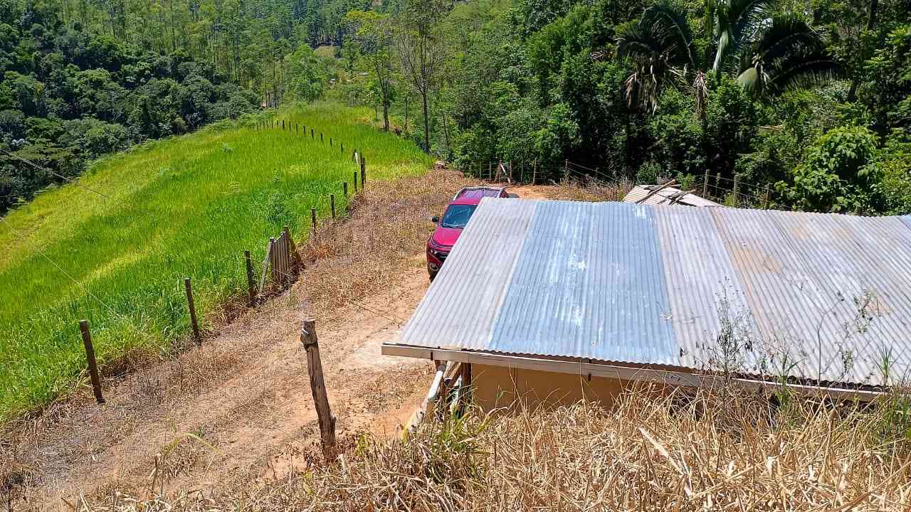 Terreno com Lagoa e Frutas