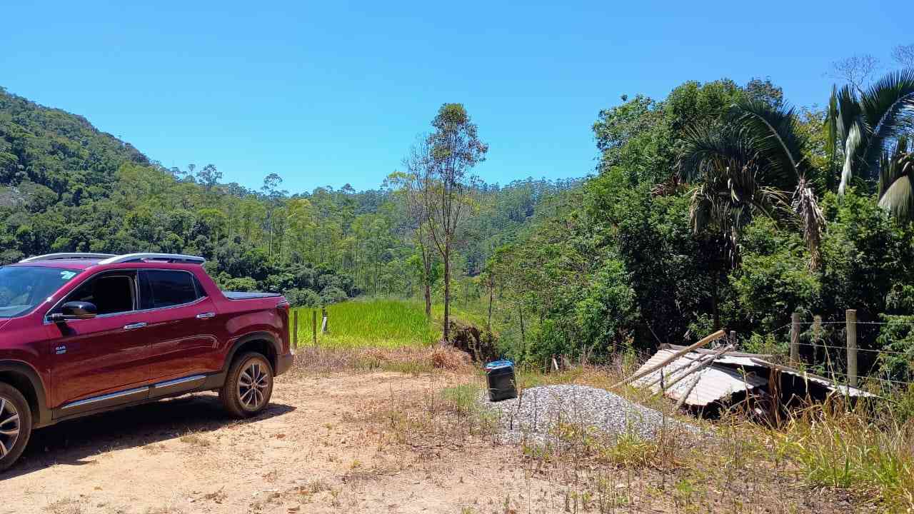 Terreno com Lagoa e Frutas