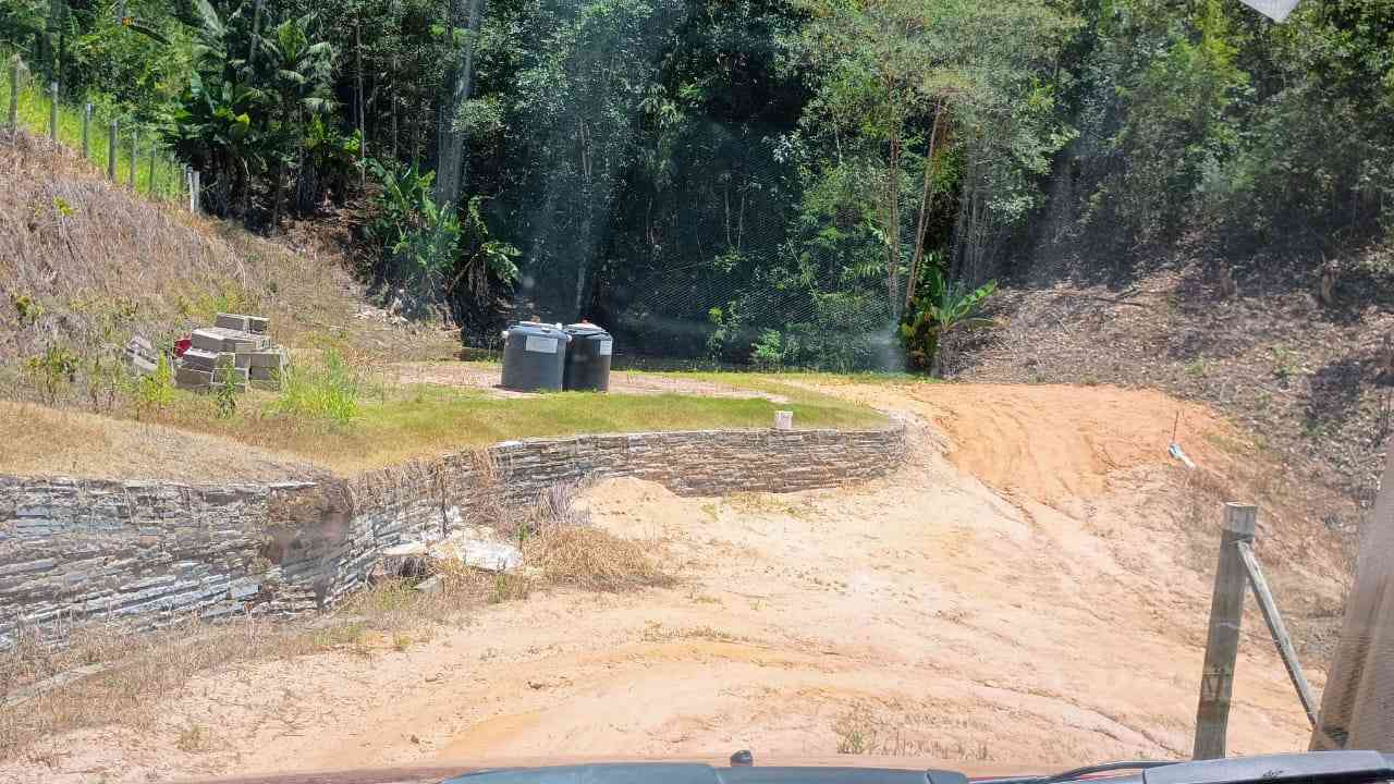 Terreno com Lagoa e Frutas