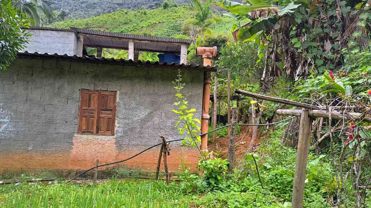 Terreno com Casa Simples