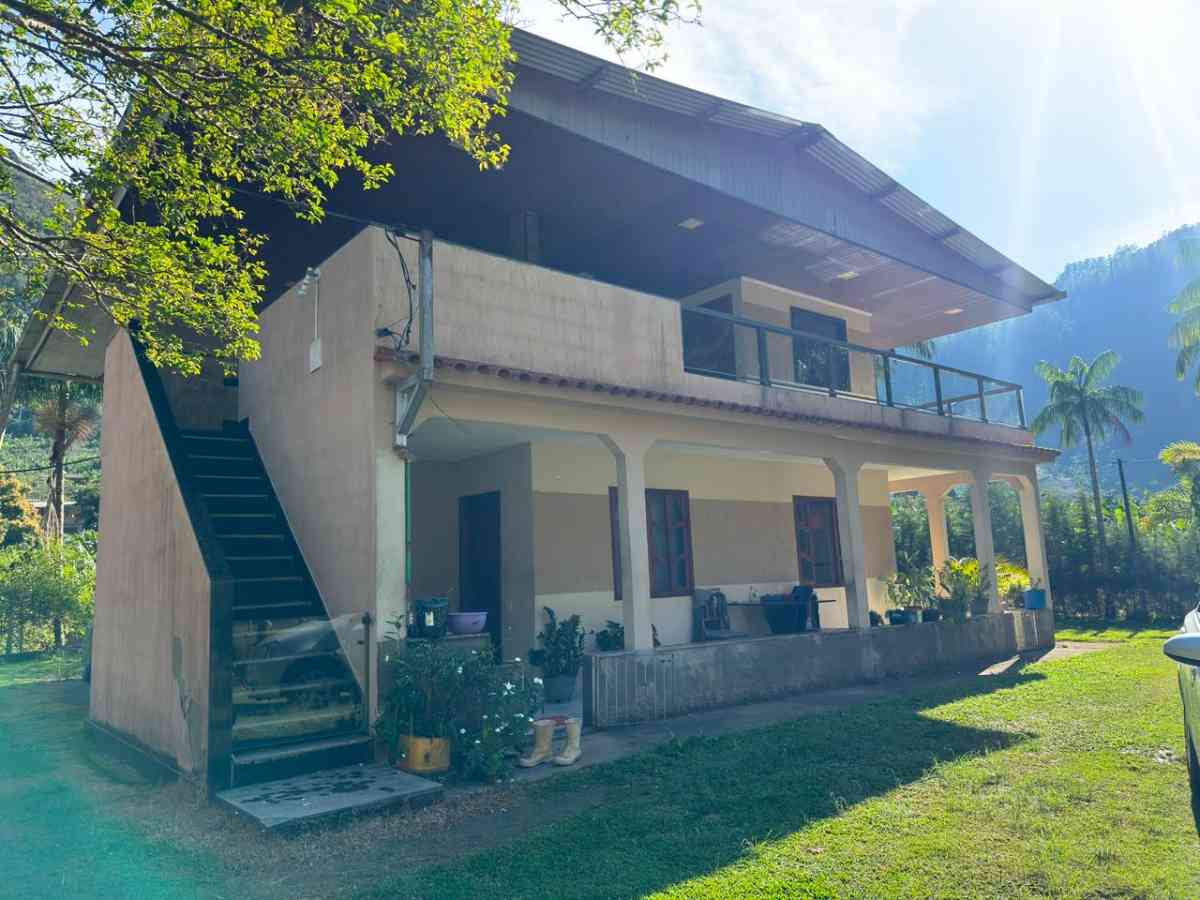 Propriedade com 2 Casas e 5.000 m² de Terreno à Venda em Pombal de Cima