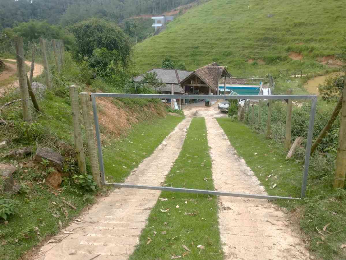 Terreno com Lagoa e Piscina