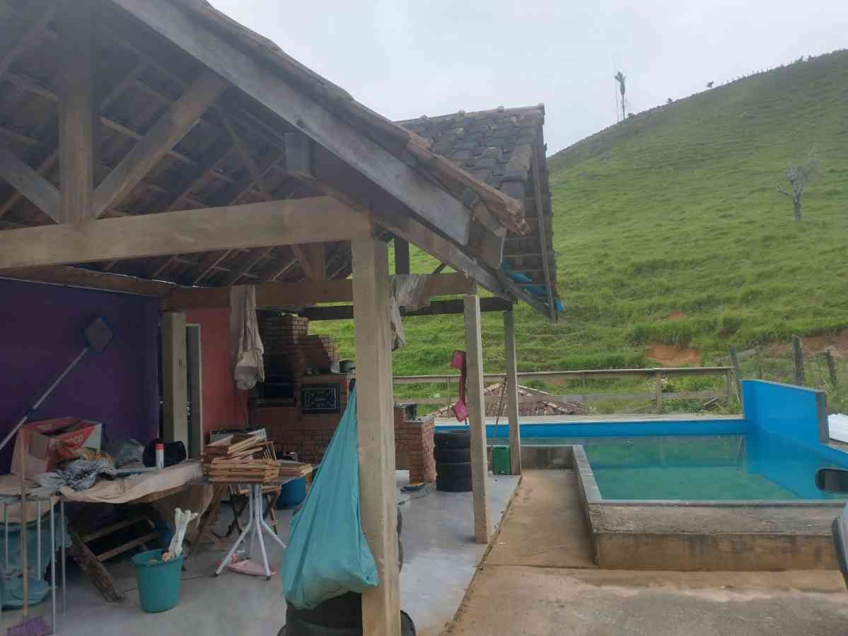 Terreno com Lagoa e Piscina