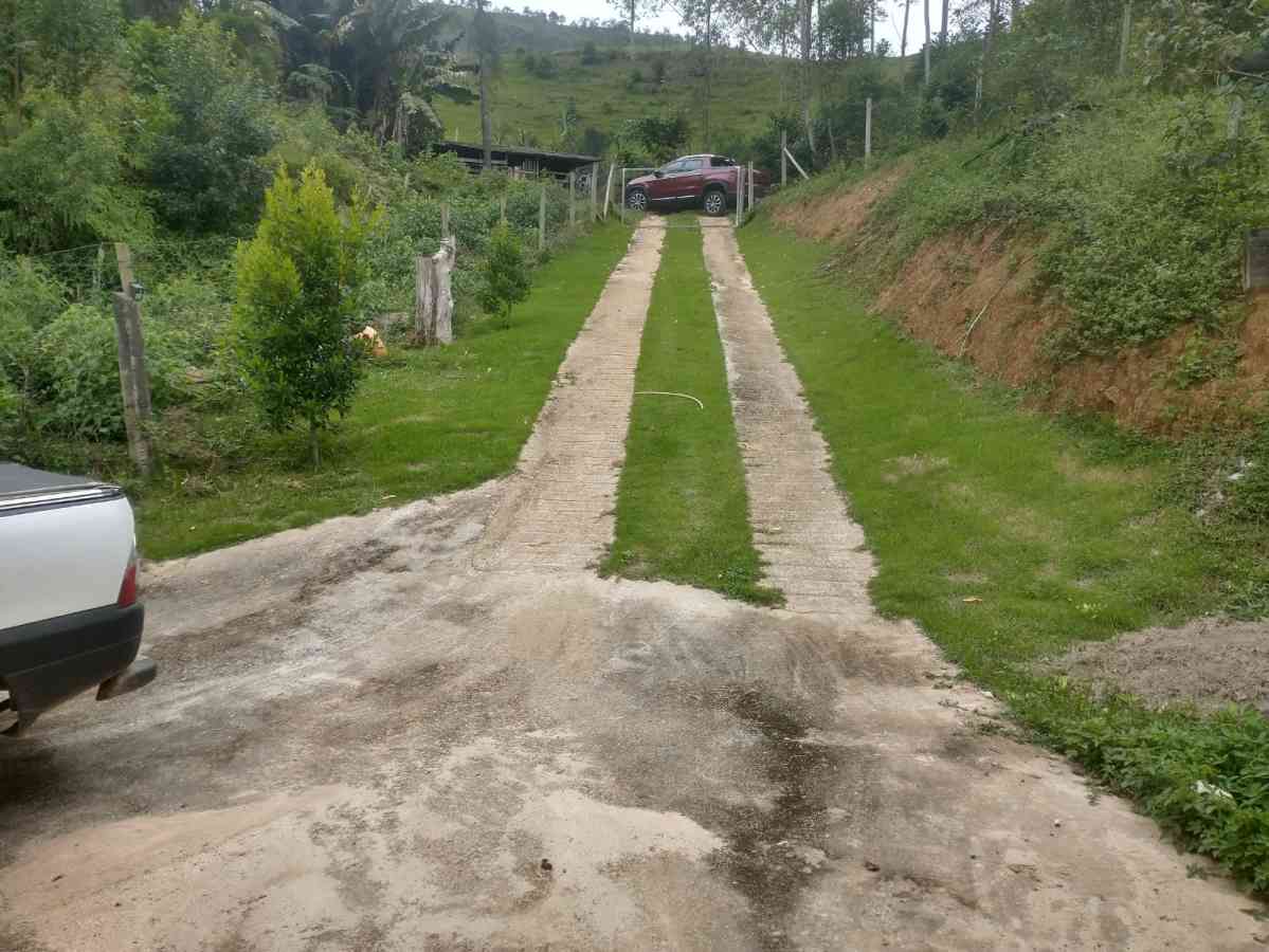 Terreno com Lagoa e Piscina