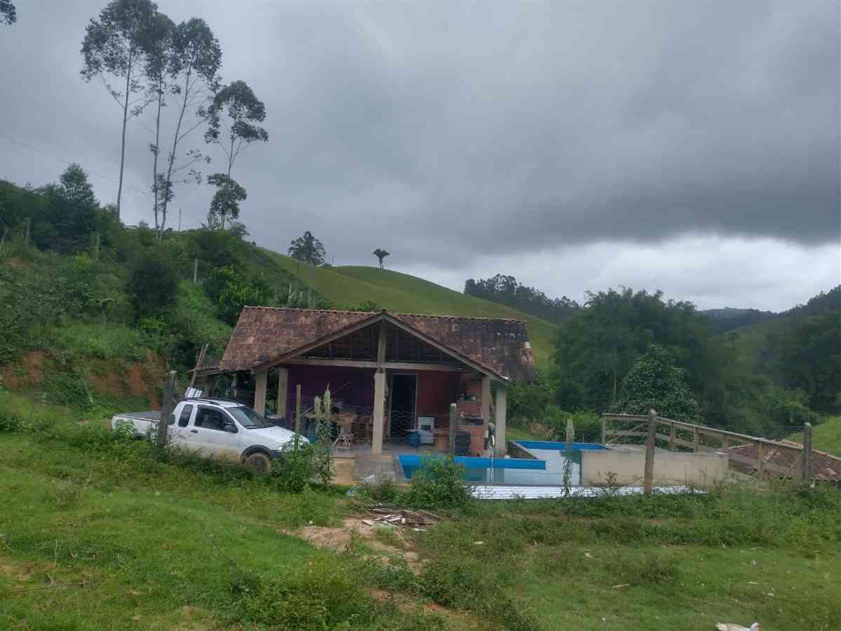 Terreno com Lagoa e Piscina